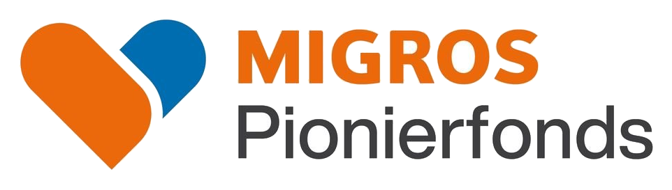 Logo der Migros Pionierfonds mit herzförmigem Symbol aus blauen und orangefarbenen Elementen, daneben der Text 'MIGROS Pionierfonds'.